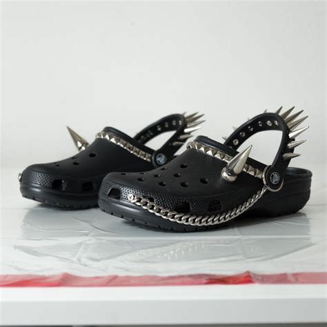 ¡Nuevas Crocs para metaleros! - Radioacktiva.com