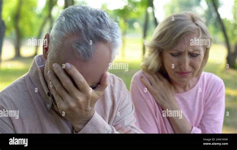 Couple crying hi-res stock photography and images - Alamy