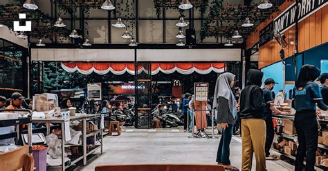 A group of people standing around a store photo – Free Mie gacoan sm raja medan Image on Unsplash