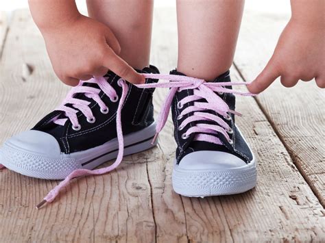 OT tips and tricks for teaching kids to tie their shoelaces - Source Kids