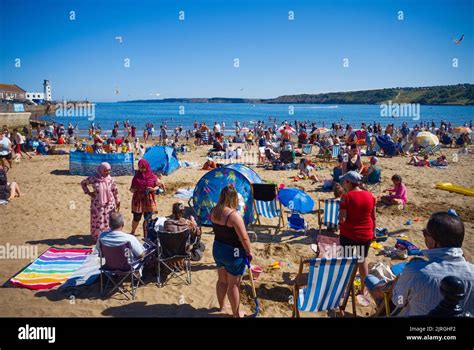 The busy part of Scarborough beach on a summer weekend Stock Photo - Alamy