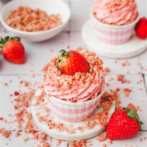 Homemade Strawberry Cake Pops with Cream Cheese Frosting