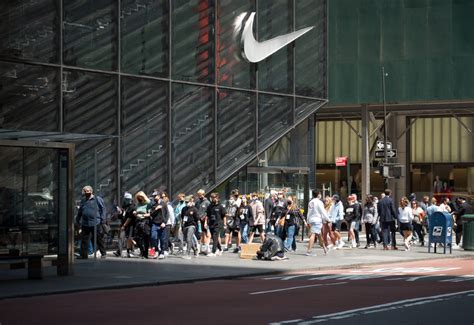 One day in 5th Avenue NYC - Most Famous Shopping Street in The World