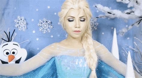 This Woman Transforms Into 15 Disney Characters And It's Amazing Cosplay Disney, Frozen Cosplay ...