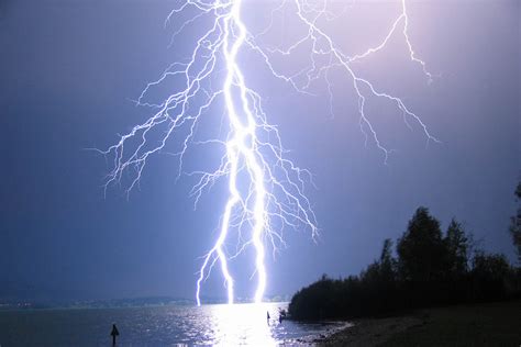 Positive Lightning Strikes Intensify As Cosmic Rays Increase