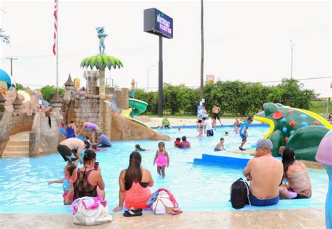 Summer Fun at Splashtown San Antonio! ~ The Dias Family Adventures