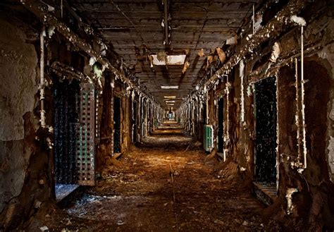 Haunting images of abandoned Holmesburg Prison in Philadelphia - Irish ...