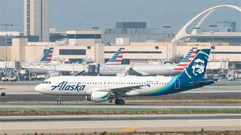 Alaska Airlines will give vaccinated employees $200, stops short of company mandate