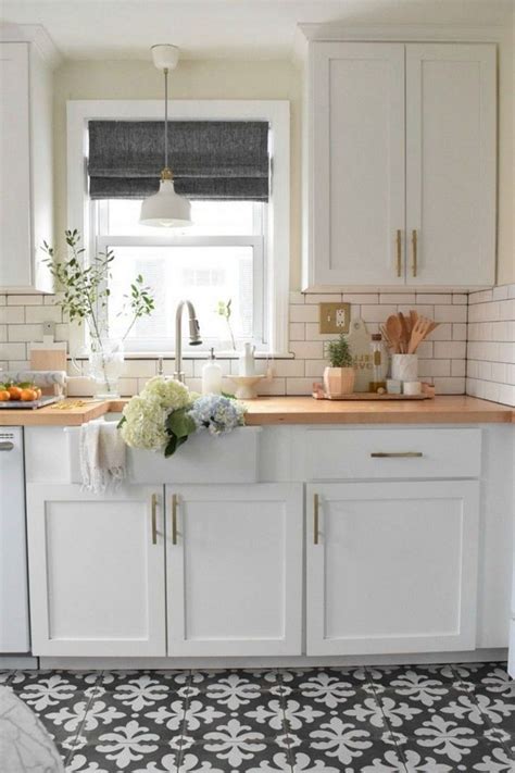 the top tips on de - cluttering in this kitchen are easy to do