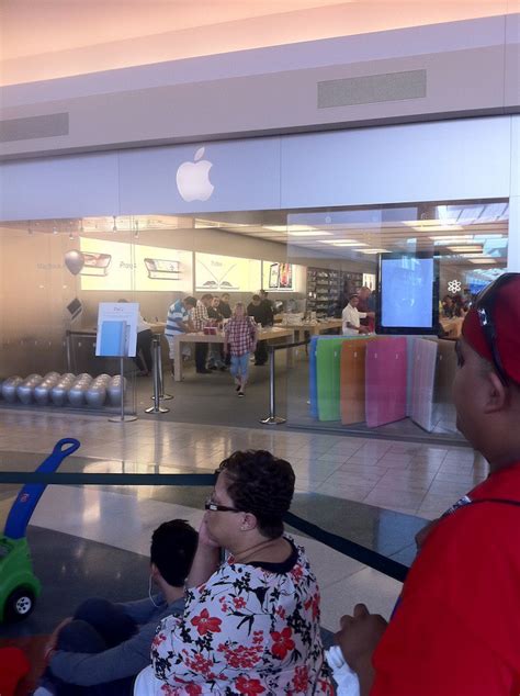 Apple Store Baybrook Houston — Lines are Small, But Growing | Cult of Mac