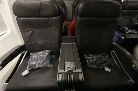 American Airlines Domestic First Class Ultimate Guide [2023] - UponArriving