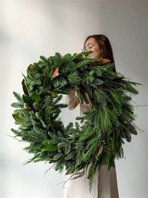 58 Cozy And Cute Rustic Christmas Wreaths - DigsDigs