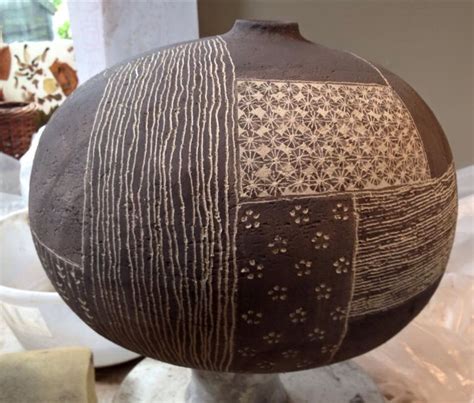 Gorgeous pot and mark making by Yo Thom | Ceramics, Ceramics ideas ...