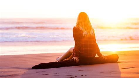 The girl on sitting on the beach during sunset wallpapers and images - wallpapers, pictures, photos