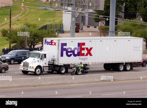 Fedex Delivery Truck Stock Photos & Fedex Delivery Truck Stock Images - Alamy