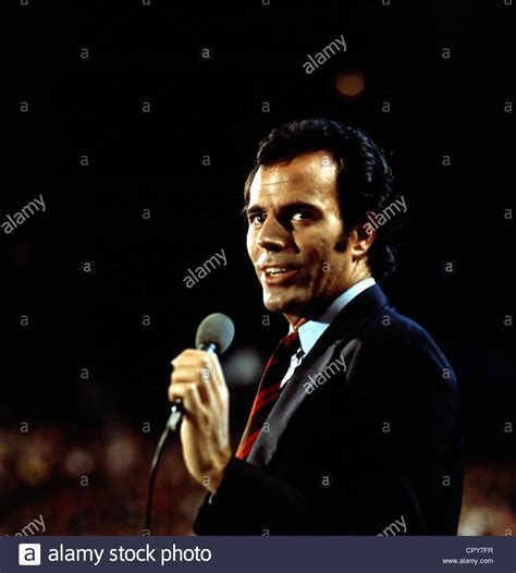 Julio iglesias 1970s hi-res stock photography and images - Alamy