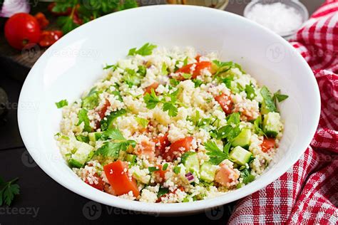 tradicional libanés ensalada tabulé. cuscús con perejil, tomate, pepino, limón y aceituna aceite ...