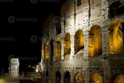 Rome Colosseum night view 20177211 Stock Photo at Vecteezy