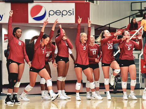 Razorbacks Battle Back to Complete Weekend Sweep | Arkansas Razorbacks