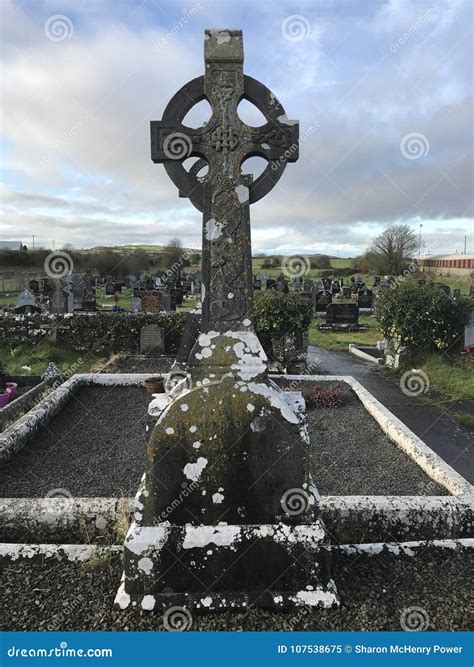 Ancient Celtic Cross editorial image. Image of grave - 107538675