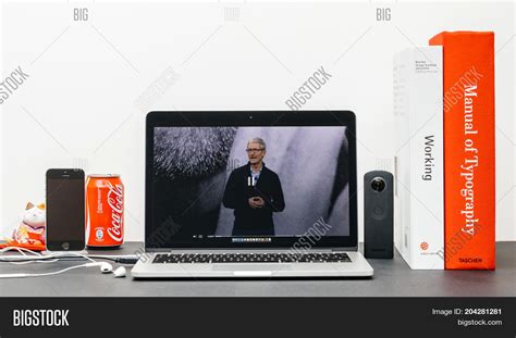 Apple Keynote Steve Image & Photo (Free Trial) | Bigstock