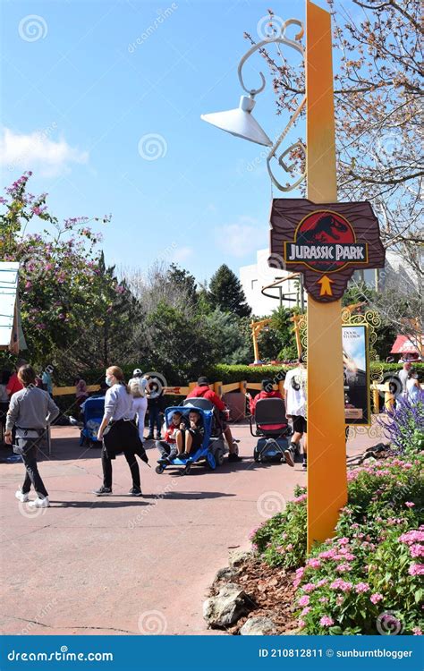 Jurassic Park Sign at Universal Studios Orlando Editorial Photo - Image ...