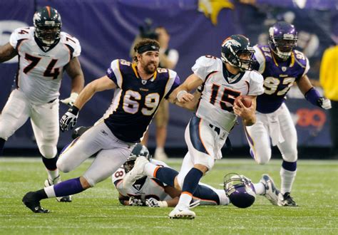 Vikings’ Jared Allen Pursues Strahan’s N.F.L. Record for Sacks - The New York Times