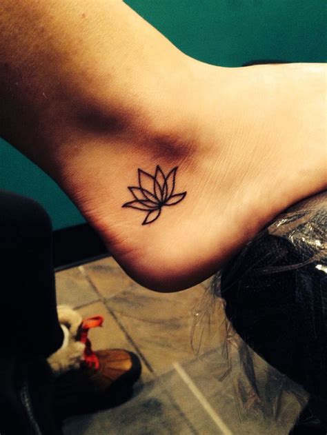 Lotus On Feet - PairodiceTattoos.com | Tatuaje de tobillo, Tatuajes de espalda superior, Tatuaje ...