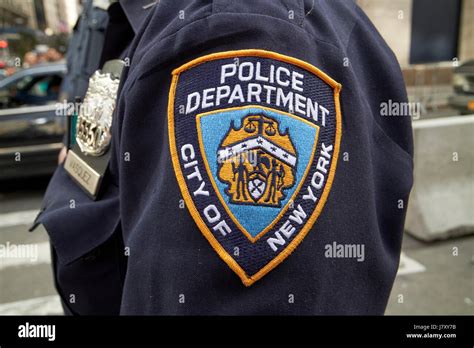 Oficial de policía de nypd insignia y el escudo de la ciudad de Nueva York EE.UU Fotografía de ...