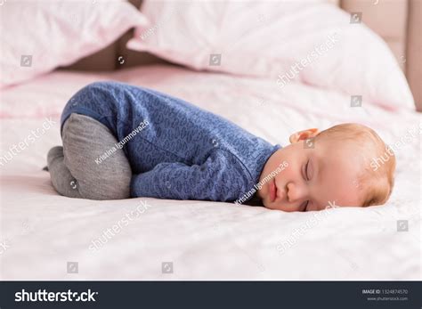 2,139 Funny sleeping position 图片、库存照片和矢量图 | Shutterstock