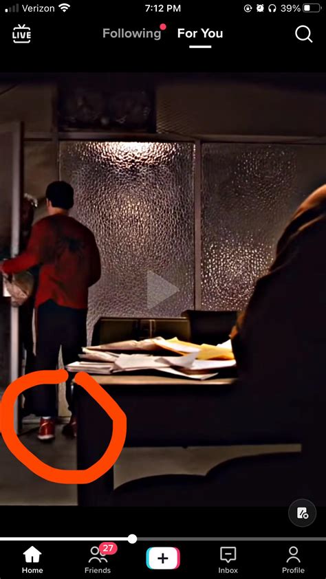 what is tobey maguire wearing in this scene in Spiderman? : r/Sneakers