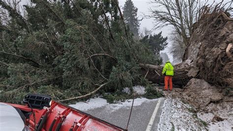 Winter Storm knocks out power in Oregon, drops Seattle into deep freeze ...