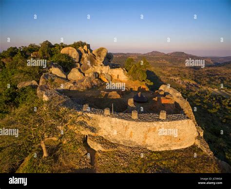 The hill complex at Great Zimbabwe Ruins Stock Photo - Alamy