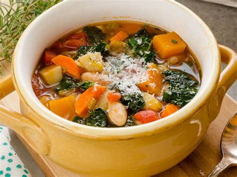 Cette recette de soupe aux légumes d'automne est super rapide à faire!