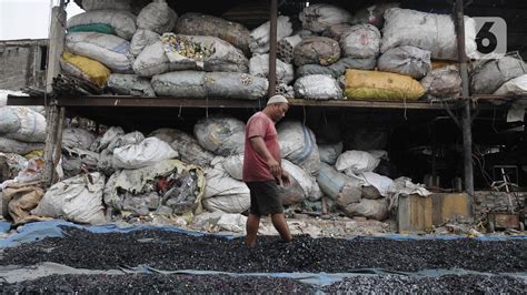 Raup Untung dari Daur Ulang Sampah Plastik - Foto Liputan6.com