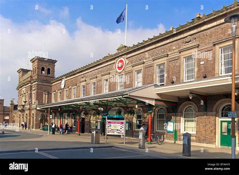 Chester railway station main entrance Stock Photo - Alamy