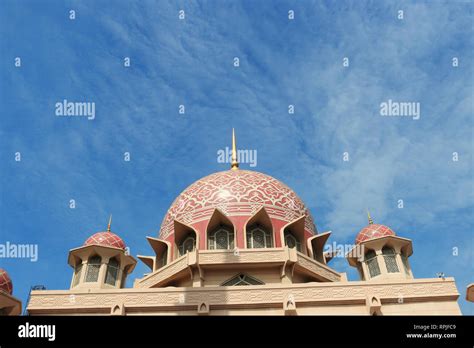 Masjid Putra or Putra Mosque in Putrajaya Malaysia Stock Photo - Alamy