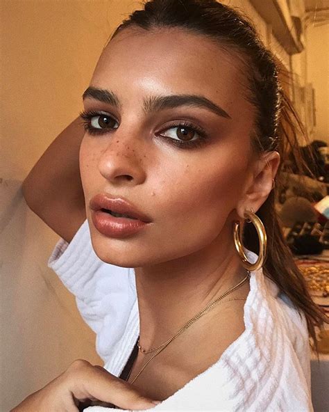 Emily Ratajkowski’s Summer Makeup Idea? Add Faux Freckles | Vogue