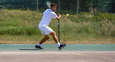 Improving Backhand: Ultimate Guide | Discover Sports Group