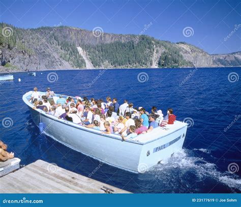 Tour boat on Crater Lake editorial stock image. Image of human - 23177619