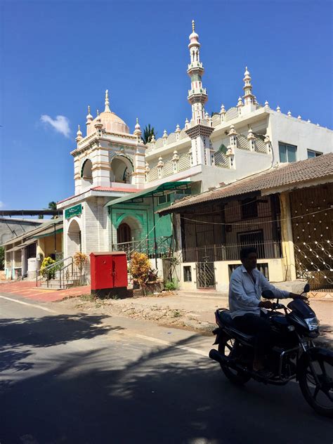 Beautiful mosque in the city of Daman. | Cheap travel packages, All ...