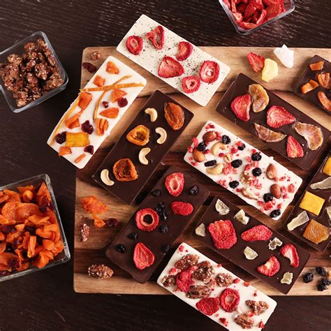 Gift-Worthy Chocolate Bars Made the Homemade Way | Schokolade party, Schokolade selber machen ...