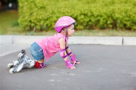 Young girl rollerskating-falling down — Stock Photo © teresaterra #5332364