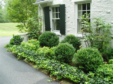 Best Foundation Planting Design Ideas 13 | Low maintenance landscaping front yard, Front yard ...