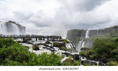 1,420 Waterfall Between Brazil Argentina Images, Stock Photos, 3D ...