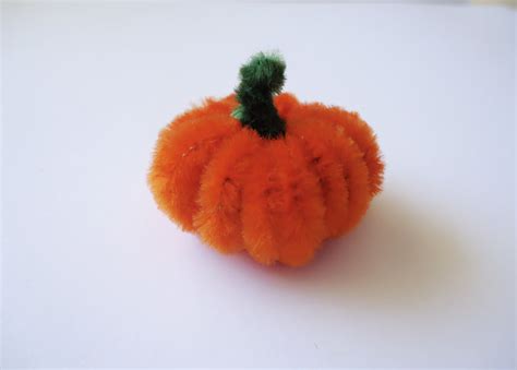 DIY: Pipe Cleaner Pumpkins - Myriam Mejia