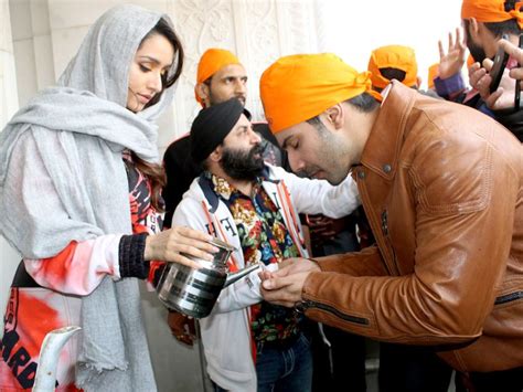 Photos: Varun Dhawan, Shraddha Kapoor pray at Gurudwara Bangla Sahib in ...