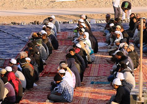 Prayer, A Part of Daily Life for Muslims Around the World – Keys to Understanding the Middle East