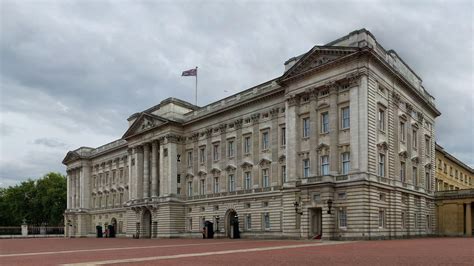 File:Buckingham Palace - May 2006.jpg - Wikimedia Commons