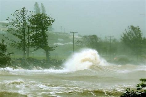 Destruction as massive cyclones hit Australia | Daily Mail Online